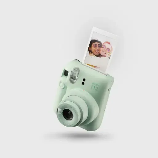 Instax™ mini Kamera med selfie spejl - fang øjeblikket og få det i hånden på få sekunder. Kompakt, retro og klar til sjov, perfekt til fester, rejser og som gave. Vælg mellem 5 friske farver 