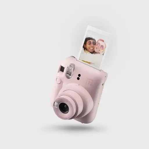 Instax™ mini Kamera med selfie spejl - fang øjeblikket og få det i hånden på få sekunder. Kompakt, retro og klar til sjov, perfekt til fester, rejser og som gave. Vælg mellem 5 friske farver 